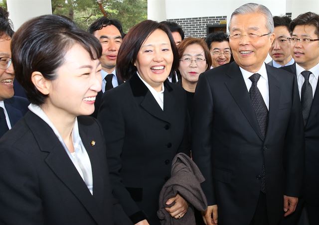 4ㆍ13 총선에서 원내 제1당이 된 김종인 더불어민주당 비상대책위원회 대표가 14일 오전 당 소속 당선자들과 서울 동작동 국립현충원 참배한 뒤 대화하며 웃고 있다. 연합뉴스