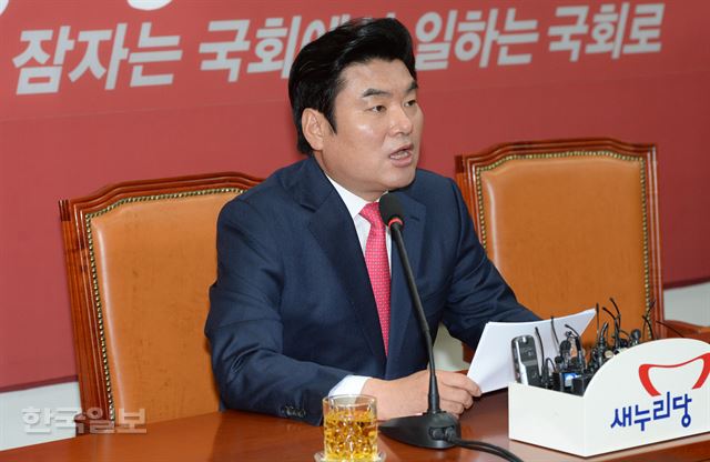 새누리당의 비대위원장에 추대된 원유철 원내대표가 15일 오전 국회에서 기자간담회를 열고 향후 당내 운영에 대한 입장을 설명하고 있다. 오대근기자 inlner@hankookilbo.com