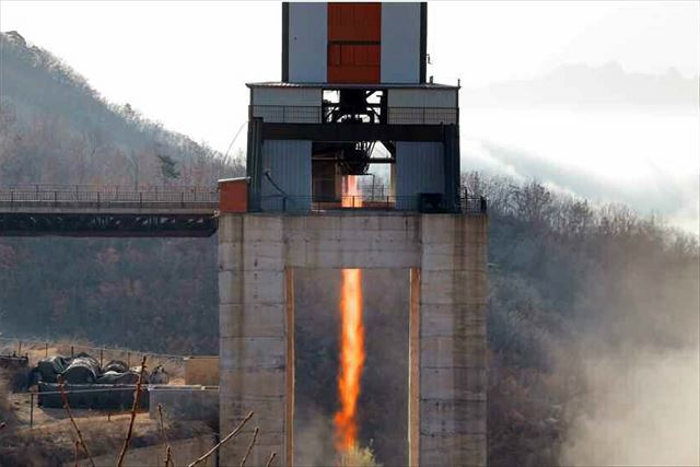 북한이 지난 9일 공개한 신형 대륙간탄도미사일(ICBM) 엔진의 지상분출시험 장면. 하지만 북한은 15일 ICBM보다 사거리가 짧은 중거리탄도미사일(IRBM) 무수단 발사에 실패해 체면을 구겼다. 북한이 2007년 실전 배치한 무수단 미사일을 실제로 쏜 것은 처음이다. 연합뉴스