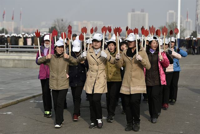 /지난 12일 촬영해 14일 공개한 것으로 평양에서 태양절 축하 행사에 동원된 여성들이 리허설을 하고 있다. EPA 연합뉴스