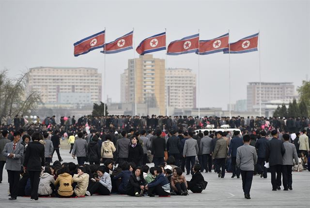 /12일 촬영해 14일 공개한 것으로 평양에서 태양절 축하 행사에 동원된 주민들이 리허설을 하고 있다. EPA 연합뉴스