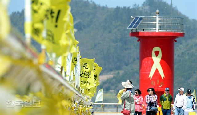 세월호 참사 2주기가 되어 가지만 아직까지 9명의 미수습자가 가족들을 기다리고 있고, 사고 현장에서는 선체 인양준비가 준비 중이다. 2주기를 하루 앞둔 15일 오후 전남 진도 팽목항 방파제의 모습. 서재훈기자 spring@hankookilbo.com