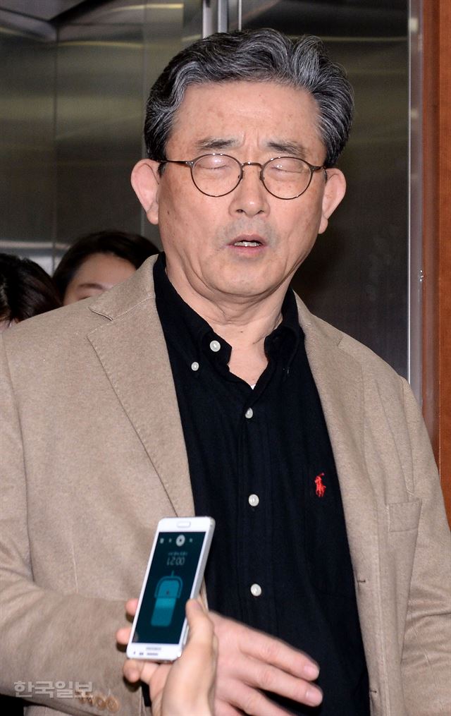 이한구 새누리당 공천관리위원장이 지난달 17일 오후 서울 여의도 당사에서 열린 공관위 회의에 참석하기 승강기에서 내려 회의실로 들어서고 있다. 배우한 기자 bwh3140@hankookilbo.com