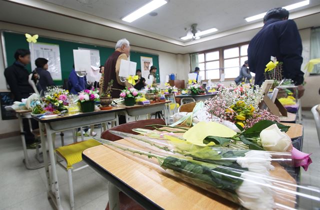 세월호 참사 2주기인 16일 오후 경기 안산시 단원구 단원고등학교 존치교실을 추모객들이 둘러보고 있다. 연합뉴스