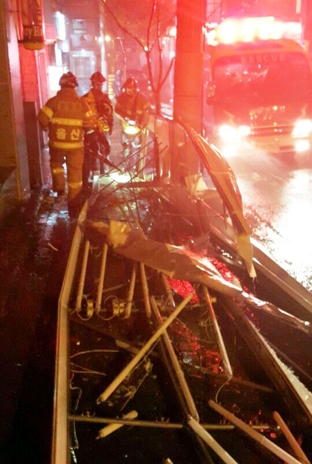 17일 오전 울산시 동구 방어동의 한 건물 간판이 떨어져 소방관들이 조치하고 있다. 울산은 이날 오전 0시부터 강풍경보가 발효 중이다. 연합뉴스