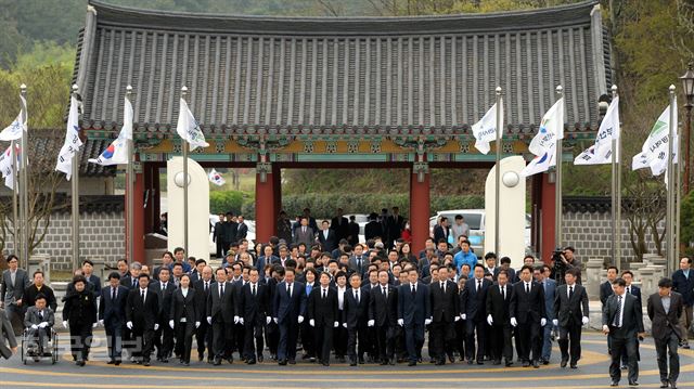 안철수 국민의당 공동대표를 비롯한 광주·전남지역 당선자들이 17일 오전 광주광역시 북구 운정동 국립 5·18민주묘지를 찾아 분향을 하기 위해 들어서고 있다. 서재훈기자