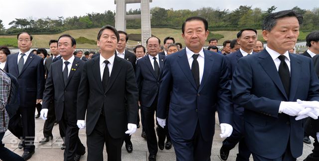 안철수 국민의당 공동대표를 비롯한 광주·전남지역 당선자들이 17일 오전 광주광역시 북구 운정동 국립 5·18민주묘지를 찾아 분향을 마치고 묘역을 나서고 있다. 서재훈기자