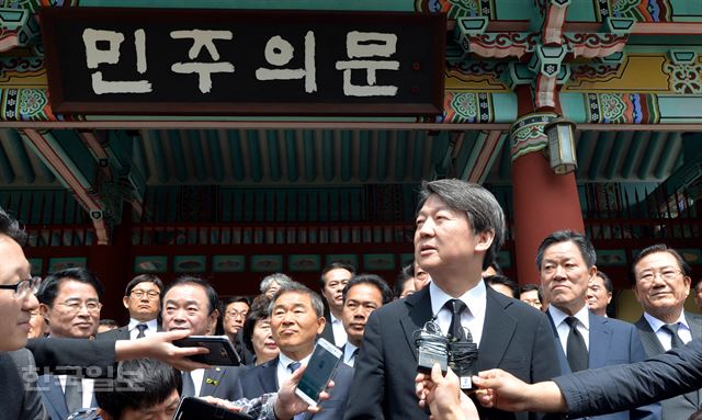 안철수 국민의당 공동대표가 17일 오전 광주광역시 북구 운정동 국립 5·18민주묘지를 찾아 분향을 마치고 민주의문 앞에서 취재진 질문에 답하고 있다. 서재훈기자