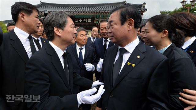 안철수 국민의당 공동대표를 비롯한 광주·전남지역 당선자들이 17일 오전 광주광역시 북구 운정동 국립 5·18민주묘지를 찾아 분향을 마치고 묘역을 나서고 있다. 서재훈기자 spring@hankookilbo.com