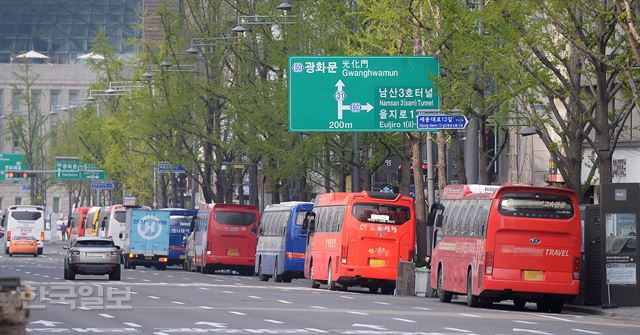 주차된 관광버스에 점령당한 서울 태평로 일대 자전거 우선도로.