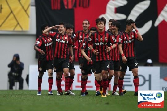 FC서울 신진호(8번)가 16일 서울월드컵경기장에서 열린 수원FC와 경기에서 득점 한 뒤 경례 세리머니를 하고 있다. 신진호는 이날 경기를 끝으로 18일 군에 입대해 상주상무 선수로 뛴다.