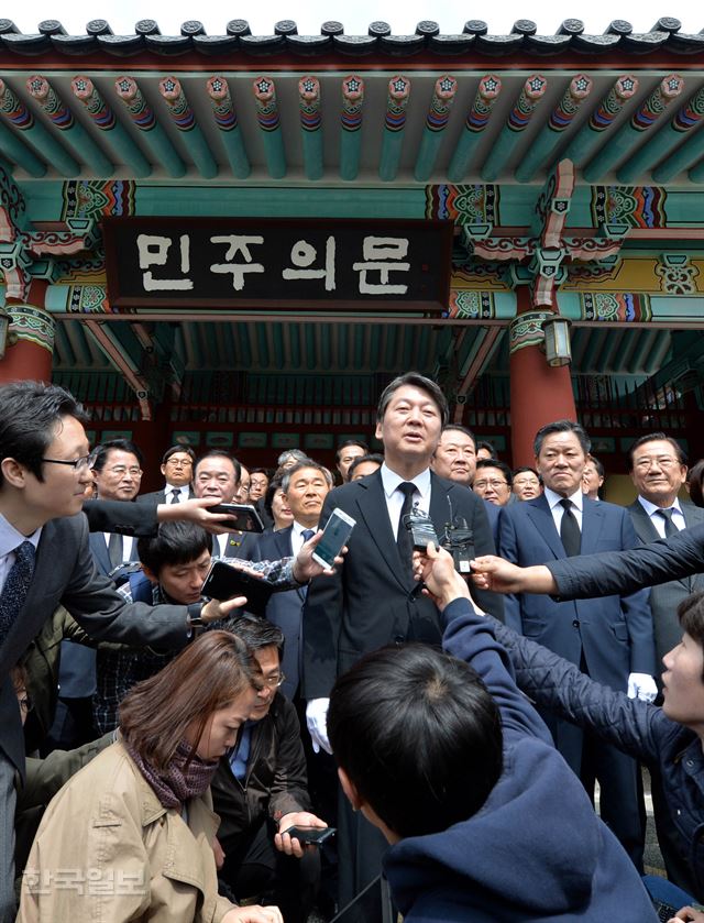 안철수 국민의당 공동대표가 17일 오전 광주광역시 북구 운정동 국립 5·18민주묘지를 찾아 분향을 마치고 민주의문 앞에서 취재진 질문에 답하고 있다. 서재훈 기자 spring@hankookilbo.com