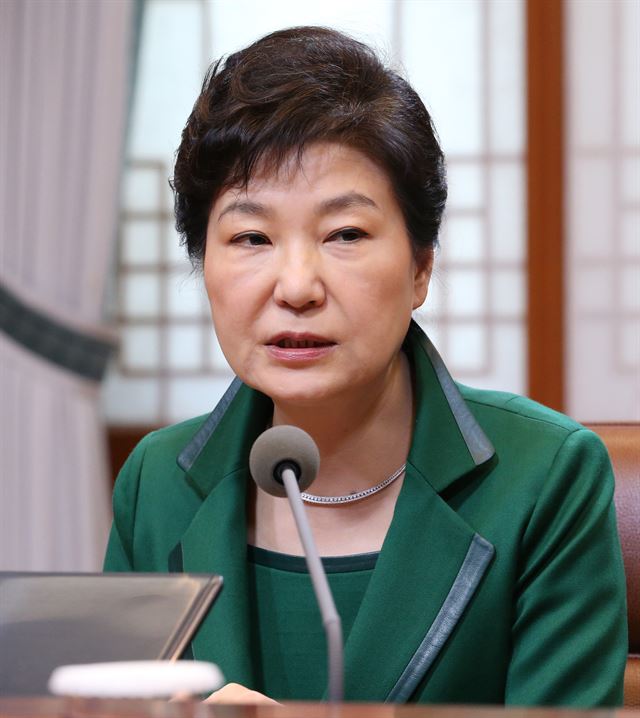 박근혜 대통령이 18일 청와대에서 수석비서관회의를 주재하면서 모두발언을 하고 있다. 연합뉴스