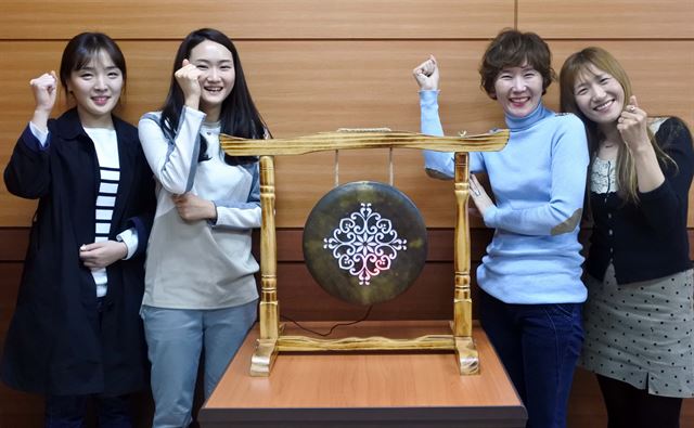 지역의 전통문화와 자원 등을 산업화하기 위해 풀뿌리기업 육성에 나선 경북IT융합산업기술원 전략산업육성팀 심영실 연구원, 신효정 연구원, 우동경 팀장, 권아량 연구원(왼쪽부터)이 파이팅을 외치고 있다.