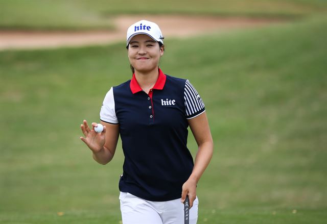 17일(한국시간) 미국 하와이주 오아후 코올리나골프장에서 열린 LPGA 투어 롯데 챔피언십 대회에서 버디 성공 후 활짝 웃는 전인지 선수. 뉴시스