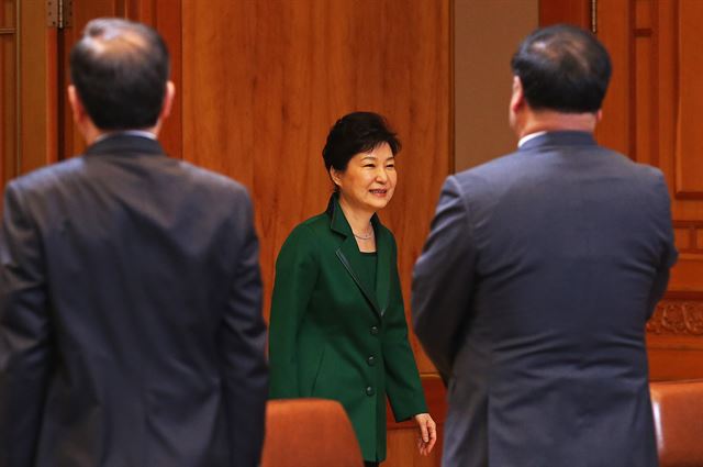 박근혜 대통령이 18일 오전 청와대에서 수석비서관회의를 주재하기 위해 회의실로 들어서고 있다. 홍인기기자 hongik@hankookilbo.com