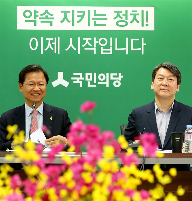 국민의당 안철수·천정배 공동대표가 18일 오전 서울 마포 당사에서 열린 최고위원회의에서 미소짓고 있다. 연합뉴스