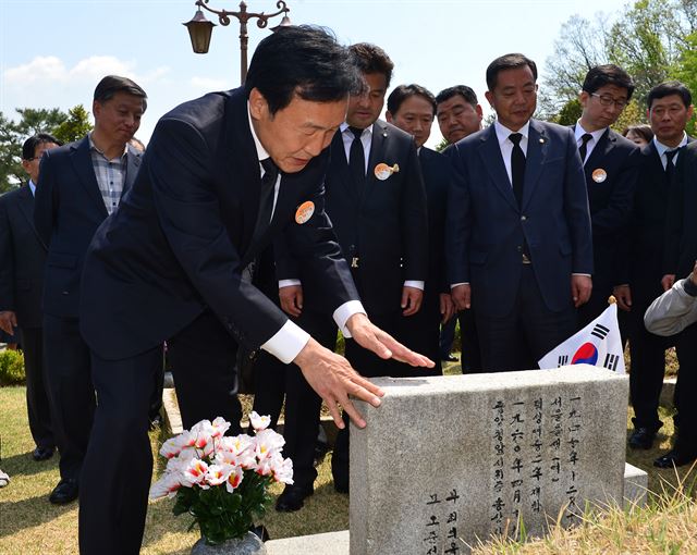 손학규 전 더불어민주당 상임고문이 19일 오전 서울 강북구 수유동 국립 4.19민주묘지에서 열린 제56주년 4.19혁명 희생자 묘비를 둘러보고 있다. 뉴스1