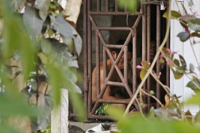 올해로 100회를 맞는 퓰리처상 수상자가 18일(현지시간) 뉴욕 컬럼비아 대학교 언론대학원 률리처상 선정위원회에서 발표했다. 공공부문 수상자는 ‘노예들에게서 온 해산물’을 취재한 AP의 마지 메이슨, 로빈 매도웰, 마타 멘도사, 에스더 투산 4명의 여기자들. 이들은 태국과 인도네시아 등 동남아 국가들의 수산업체들이 자국을 포함한 미얀마,캄보디아 등 노동자들을 감금하고 가혹하게 착취하는 현장을 밀착취재으며 이 보도로 인해 2천 명 이상의 노예 노동자들이 자유를 얻는 성과를 거두었다. 사진은 지난 2014년 11월 22일 인도네시아 벤지나섬에서 갇혀 지내고 있는 한 노예 선원의 모습.AP 연합뉴스