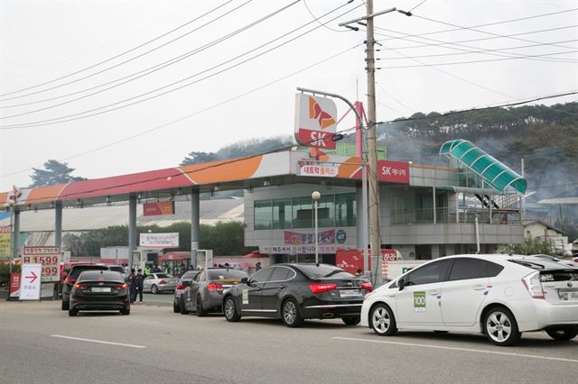 지난 16일 제5회 에코드라이버 선발대회에 참가한 차들이 정확한 연비 측정을 위해 주유소로 들어가고 있다. SK엔카 제공