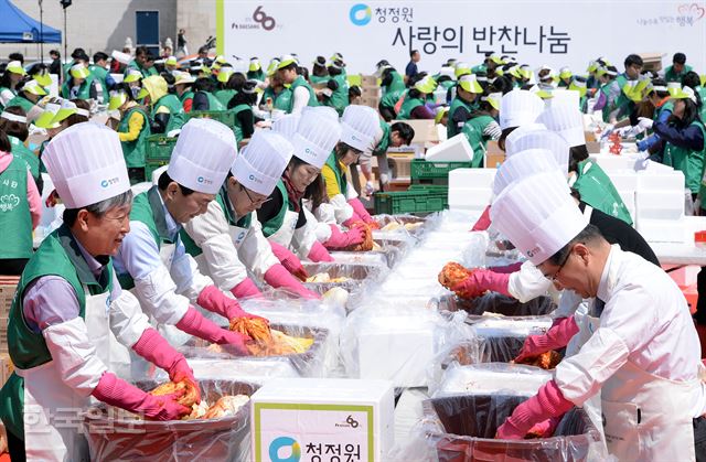 19일 서울 광화문 광장에서 열린 '청정원 사랑의 반찬나눔' 행사에 참석한 명형섭(왼쪽) 대상 대표, 임정배(왼쪽 두 번째) 대상 경영지원본부장, 류경기(오른쪽) 서울시 행정1부시장 등 대상 임직원과 자원봉사자들이 김장 및 반찬세트 포장 작업을 하고 있다.배우한기자