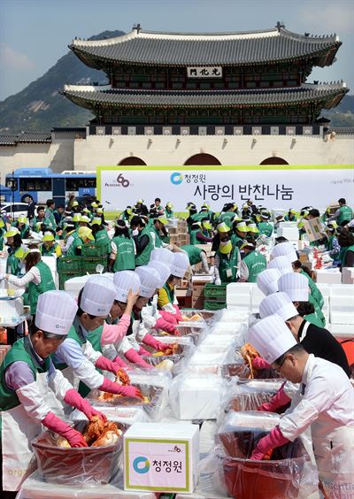 19일 서울 광화문 광장에서 열린 '청정원 사랑의 반찬나눔' 행사에 참석한 명형섭(왼쪽) 대상 대표, 임정배(왼쪽 두 번째) 대상 경영지원본부장, 류경기(오른쪽) 서울시 행정1부시장 등 대상 임직원과 자원봉사자들이 김장 및 반찬세트 포장 작업을 하고 있다.배우한기자