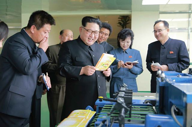 정은 국방위원회 제1위원장이 새로 건설된 민들레 학습장(공책) 공장을 현지지도 다고 노동당 기관지 노동신문이 19일 보도했다. 김 위원장은 이 자리에서 "질 좋은 학습장을 받아 안고 좋아할 아이들과 학생들을 생각하니 춤이라도 추고 싶은 심정이었다"고 말했다. 당 대회를 앞두고 이렇다 할 경제 성과가 없다는 것을 방증하는 것 아니냐는 해석이 나왔다. 연합뉴스