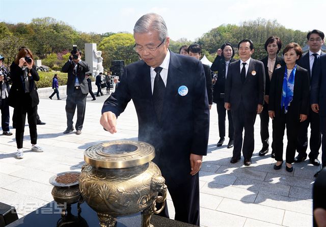 김종인 더불어민주당 비대위 대표가 정세균, 김두관 김현미등 의원들과 함께 19일 국립 4.19 민주묘지에서 참배하고 있다. 고영권기자youngkoh@hankookilbo.com