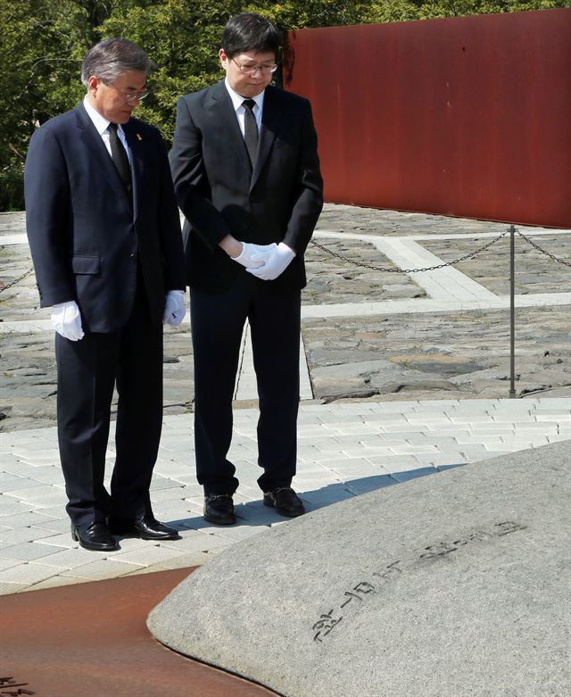 문재인 더민주 전 대표와 김홍걸 당 국민통합위원장이 19일 오후 경남 김해시 봉하마을에 있는 노무현 전 대통령 묘역을 참배하고 있다. 연합뉴스