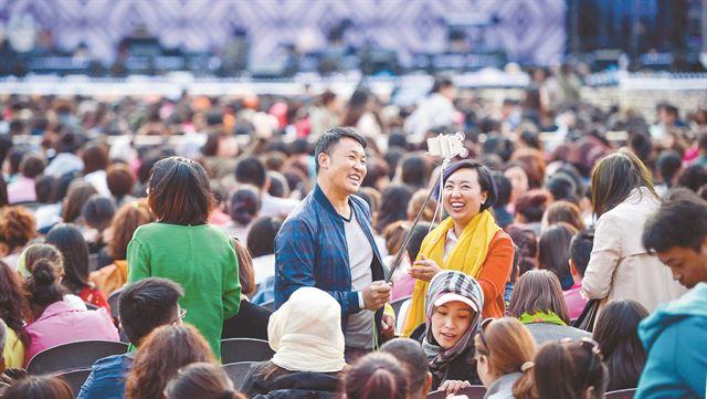 15일 롯데면세점 패밀리페스티벌 2016이 열린 서울 잠실 주경기장에서 외국인 관광객들이 행사 시작을 기다리며 기념촬영을 하고 있다.