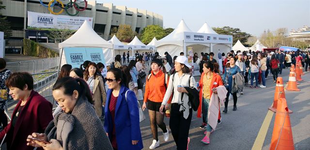 2만명의 외국인 관광객들이 15일 패밀리페스티벌이 열린 서울 잠실 주경기장으로 줄지어 입장하고 있다.