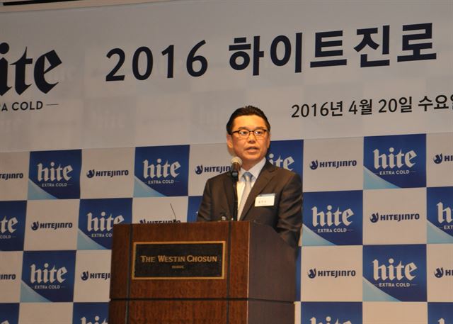 김인규 하이트진로 사장이 20일 서울 웨스틴조선호텔에서 기자간담회를 갖고 ‘3세대 하이트’ 제품 출시 계획과 함께 중장기 경영 전략을 소개하고 있다. 하이트진로 제공