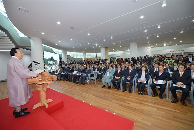 김관용 경북도지사가 20일 경북도청 동락관에서 열린 경북형 한옥 모델 선포식에서 한옥의 의미를 말하고 있다. 이날 선포식에서는 한옥의 미를 살리면서 저렴하고 편리한 한옥 모델 32점이 공개됐다. 전준호기자 jhjun@hankookilbo.com/2016-04-20(한국일보)