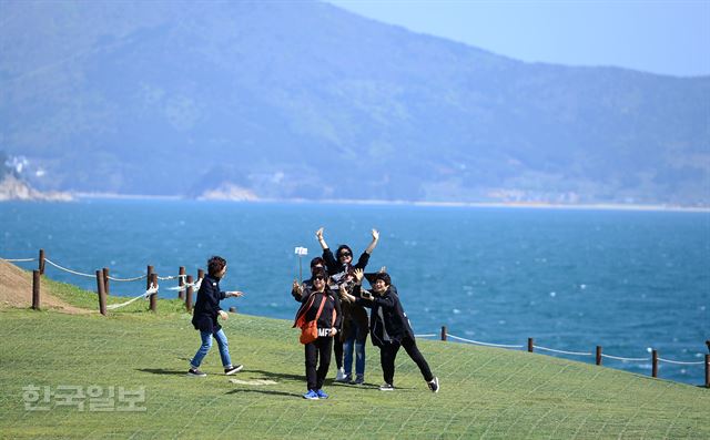 바람 많은 언덕에 잔디와 푸른 바다가 어우러져 눈마저 시원하다.