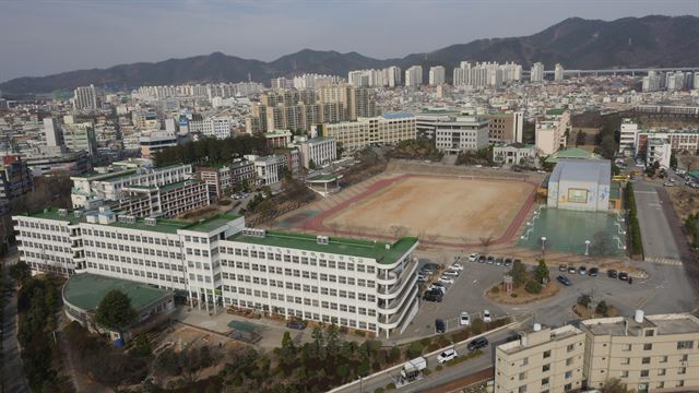 그림 1 /광주 북구 동신중ㆍ고교 등이 들어선 동강학원 전경. 동신대 제공/2016-04-20(한국일보)