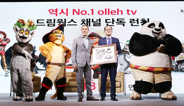 20일 서울 장충동 그랜드앰버서더호텔에서 열린 ‘올레tv 드림웍스 채널 출시 기자간담회’에서 강국현(오른쪽) KT 마케팅부문장과 에릭 엘렌보겐 드림웍스 해외TV사업 대표가 드림웍스의 인기 캐릭터들과 기념촬영을 하고 있다. KT 제공