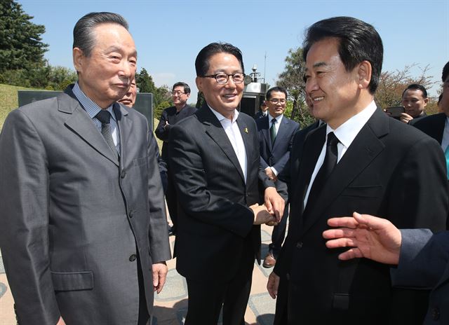 박지원(가운데) 국민의당 의원이 19일 서울 동작구 국립서울현충원 내 김대중 전 대통령 묘역을 찾아 권노갑 전 더불어민주당 상임고문, 정동영 당선자와 함께 이야기를 나누고 있다. 연합뉴스