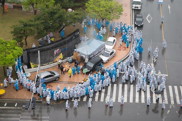 21일 경북 구미시청 정문앞에서 아사히글라스 비정규직 노조원들이 행정대집행전 경찰과 대치 중이다.