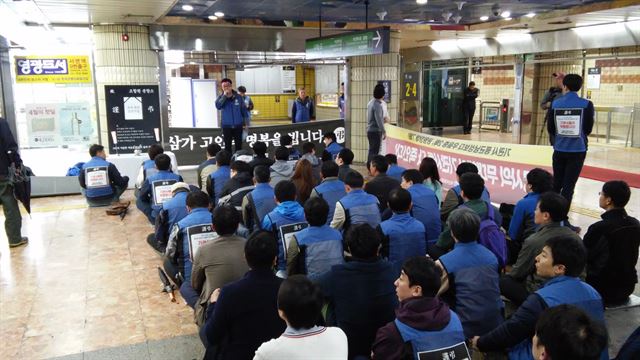 부산지하철노조는 21일 오전 시청역 지하통로에서 “지난 13일 숨진 기관사 A(51)씨의 죽음은 개인적인 문제로 인한 것이 아니다”고 주장하며 집회를 열었다.