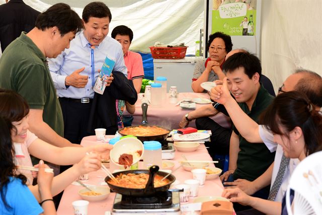 대전 중구가 지난해 연 칼국수 축제장. 대전 중구 제공 /2016-04-21(한국일보)