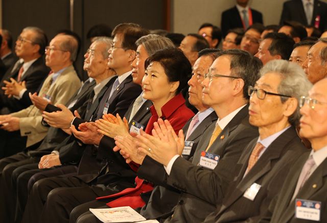 박근혜 대통령이 21일 서울 성북구 한국과학기술연구원(KIST)에서 열린 제49회 과학의날-제61회 정보통신의날 기념식에 참석해 원로과학자들과 나란히 앉아 동영상을 보고 있다. 홍인기기자