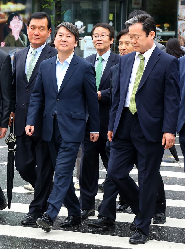 안철수 국민의당 상임 공동대표가 21일 오후 대전 동구 대전복합터미널에서 앞 거리를 당원들과 걷고 있다. 연합뉴스