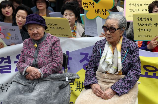 20일 오후 서울 종로구 주한일본대사관 앞에서 열린 '일본군 위안부 문제 해결을 위한 정기 수요시위'에 참석한 길원옥(왼쪽), 김복동 할머니. 연합뉴스