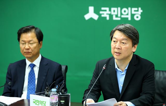 국민의당 안철수 공동대표가 22일 오전 서울 마포 당사에서 열린 최고위원회의에서 발언을 하고 있다. 안 대표는 "경제위기가 태풍처럼 닥칠 것"이라며 " 청와대,정부,여야 모두 정신 똑바로 차려야" 한다고 말했다. 연합뉴스