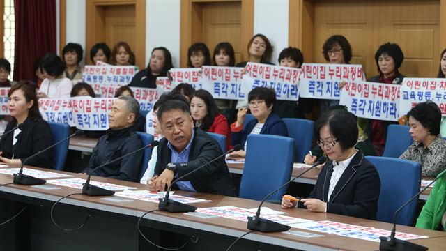 광주지역 어린이집 원장 100여명이 6일 오전 광주시교육청 회의실에서 누리과정(만 3~5세 무상보육) 예산을 지원하라고 촉구하고 있다. 광주시는 어린이집 누리과정 예산 3개월분을 임시방편으로 책정했으나 특별한 대책이 없으면 5월부터 보육대란이 우려된다. 연합뉴스