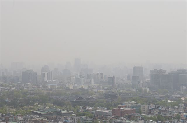 미세먼지 주의보가 발령된 23일 오전 서울 인왕산에서 바라본 서울 시내가 뿌연 모습을 보이고 있다. 연합뉴스