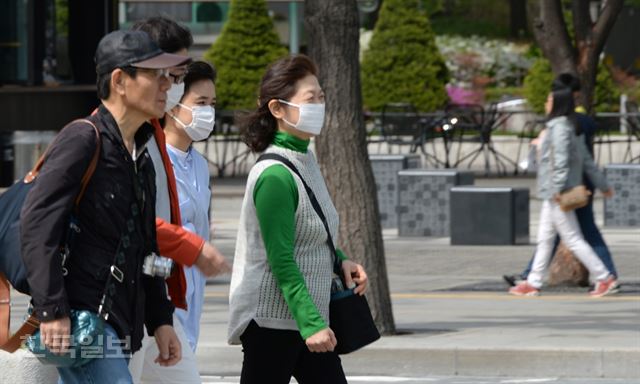 전국 대부분 지역의 미세먼지 농도가 '매우 나쁨' 수준을 보인 24일 서울 종로구 광화문 광장에서 관광객들이 마스크를 쓴 채 거리를 걷고 있다. 서재훈 기자 spring@hankookilbo.com