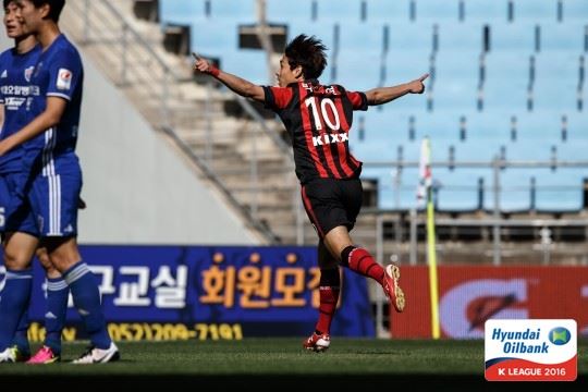 FC서울 박주영이 24일 울산 현대와 K리그 클래식 7라운드 원정에서 종료직전 극적인 동점골을 터뜨린 뒤 환호하고 있다. 프로축구연맹 제공