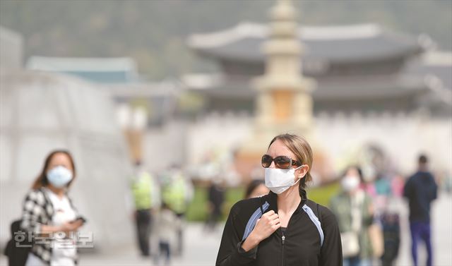 전국 대부분 지역의 미세먼지 농도가 '매우 나쁨' 수준을 보인 24일 서울 종로구 광화문 광장에서 관광객들이 마스크를 쓴 채 거리를 걷고 있다. 서재훈기자 spring@hankookilbo.com