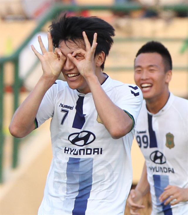 한교원이 지난 6일 아시아축구연맹(AFC) 챔피언스리그 빈즈엉(베트남)과의 경기에서 골을 터뜨린 뒤 '안경 세리머니'로 기쁨을 표현하고 있다. 전북 현대 제공